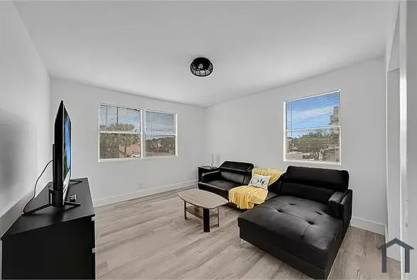 5 bed, 2000 sqft, $3,250 — Photo 3
