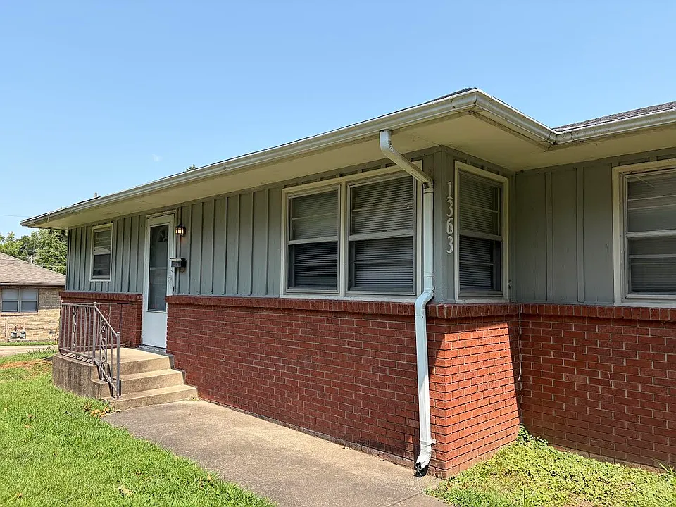 1363 E Elm St