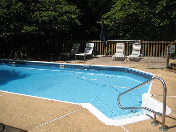 4th image of 214 Maxwell Ln