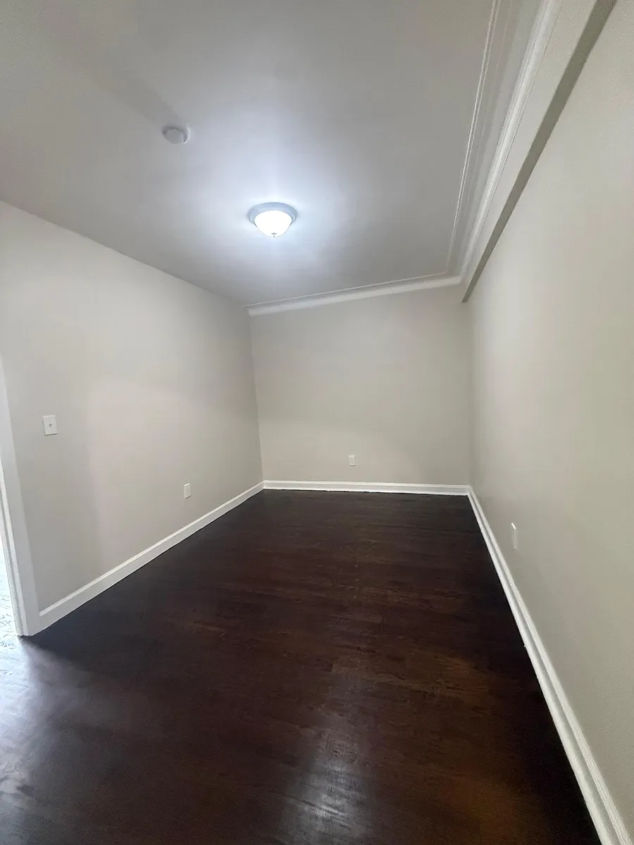 Photo 2 of 13 - 24 Van Velsor Pl #1L - Newark, NJ Building Photo - 24 Van Velsor Pl #1L