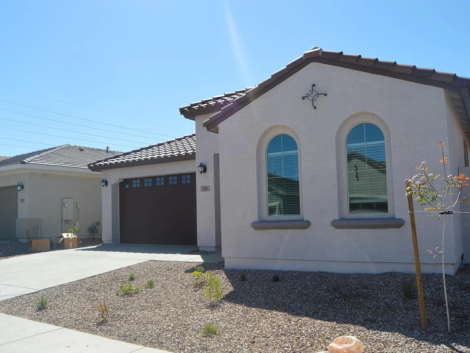 249 E Leo Pl — Photo 2
