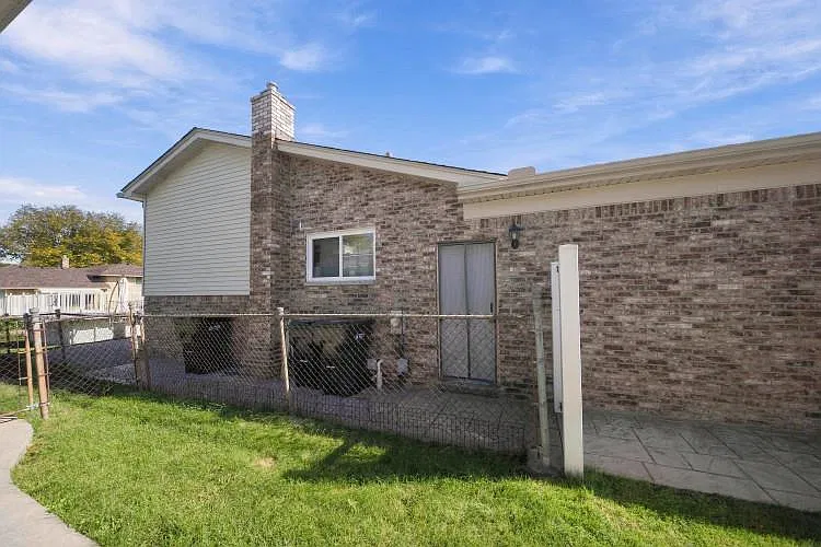 4 bed, 2.0 bath, 1707 sqft, $2,595 — Photo 4