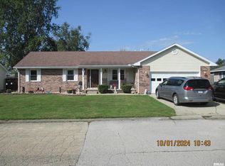 425 Briarwood Dr, Salem, IL 62881