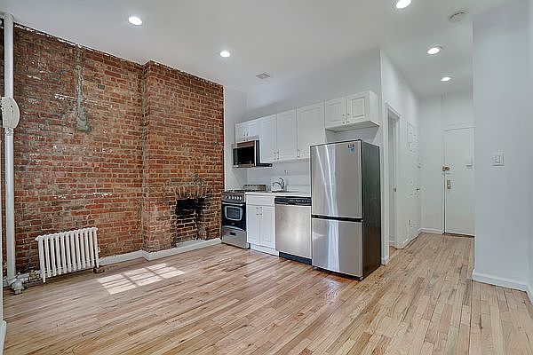 1st image of 328 W 47th St APT 1B