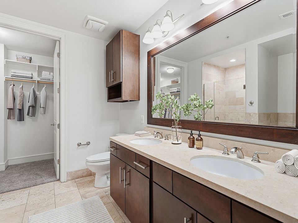 Broadstone Miracle Mile apartments community photo