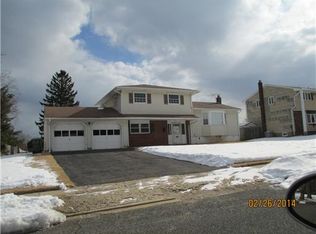 20 Oakwood Dr, Parlin, NJ 08859