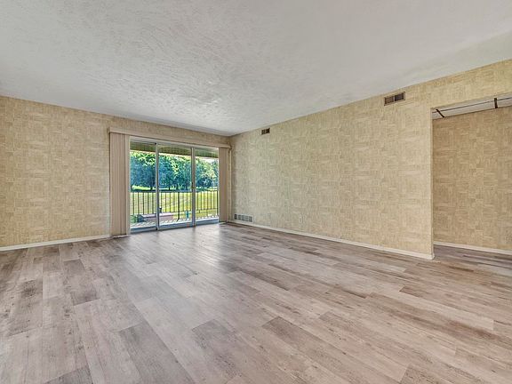 3rd image of 1800 Country Club Dr Unit 219