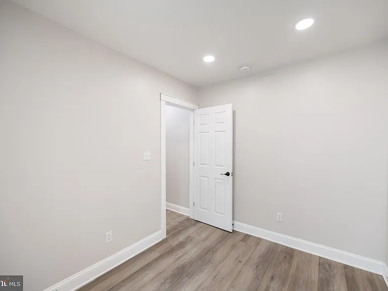 521 N Douglas St — Photo 14