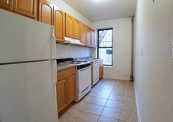 2nd image of 369 Saint Johns Pl APT 1D