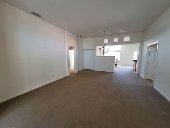 2nd image of 450 Bombay Cir