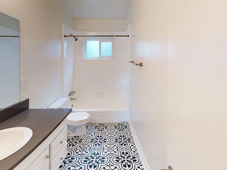 Washington Apartments...Prime Westside Location! CALL NOW! — Photo 14