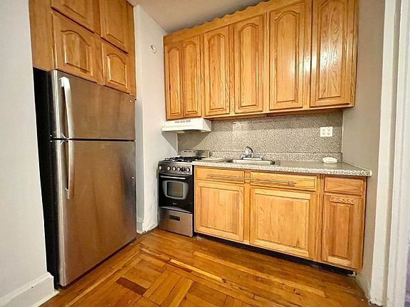 4th image of 116 E 83rd St #3