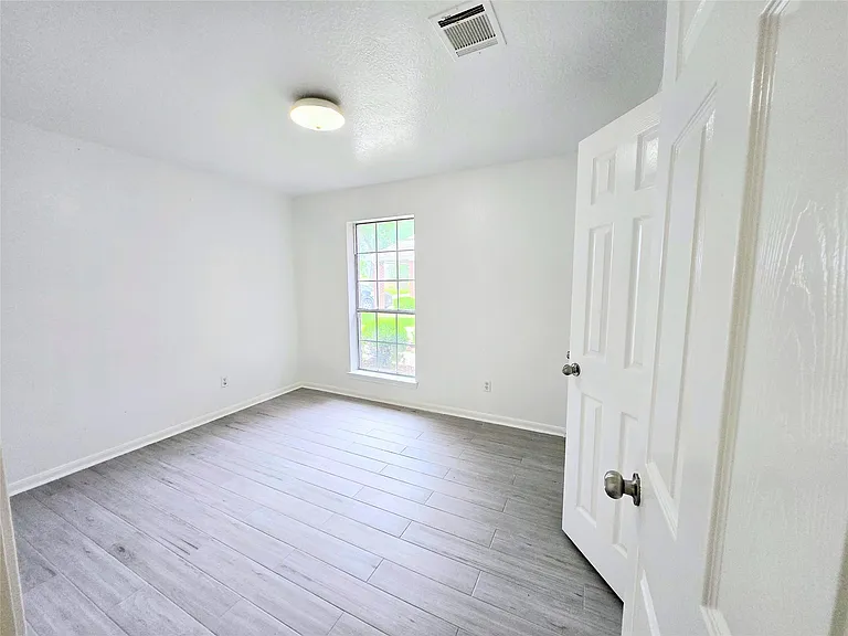 4018 Crystal Lake Cir N — Photo 28