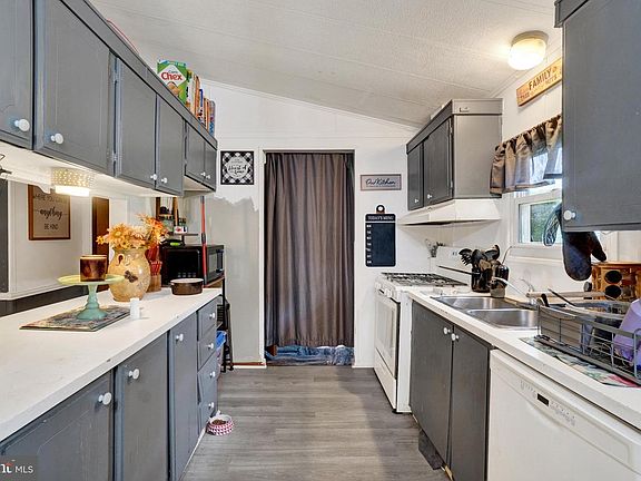 5th image of 4244 Leah Ave