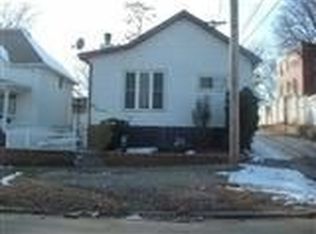 914 S 5th St, Clinton, IA 52732