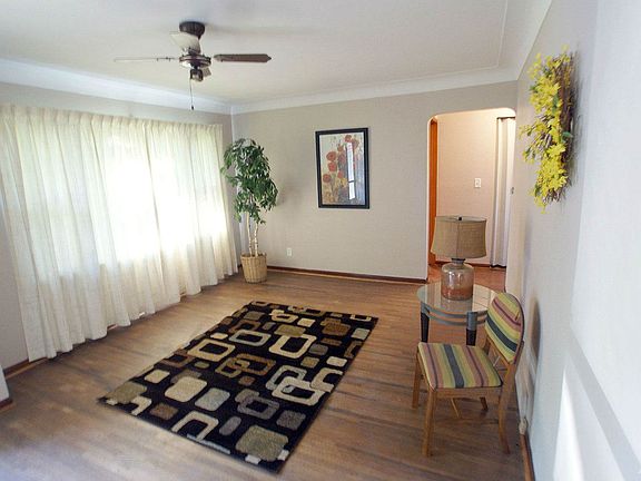 Living rm hardwood floors