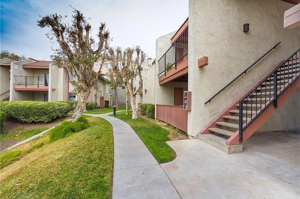 2 bed, 886 sqft, $2,480 — Photo 3