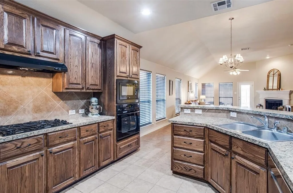 4 bed, 2024 sqft, $2,450 — Photo 4