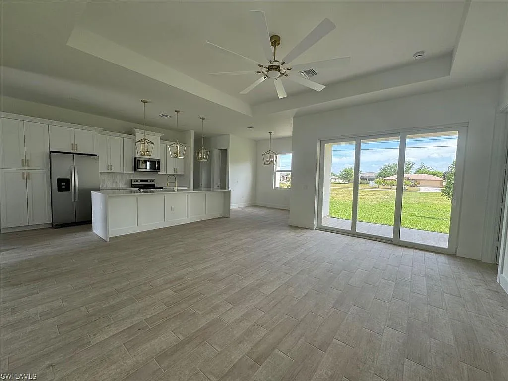 3 bed, 2.0 bath, 1815 sqft, $2,300 — Photo 2
