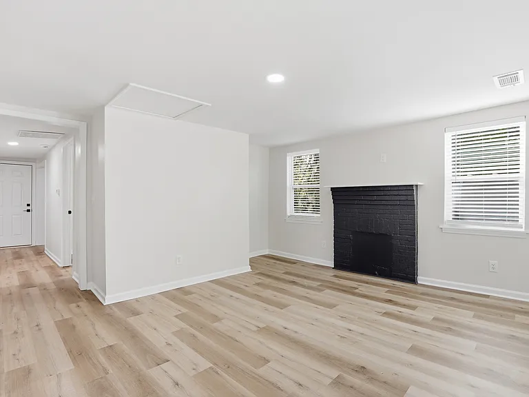 1009 W 52nd St — Photo 4