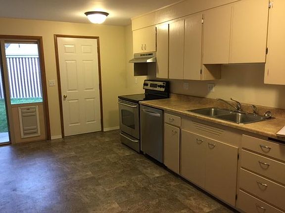3rd image of 725 NW Polaris St