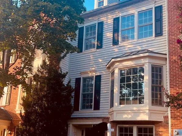 12414 Cedar Lakes Dr, Fairfax, VA 22033