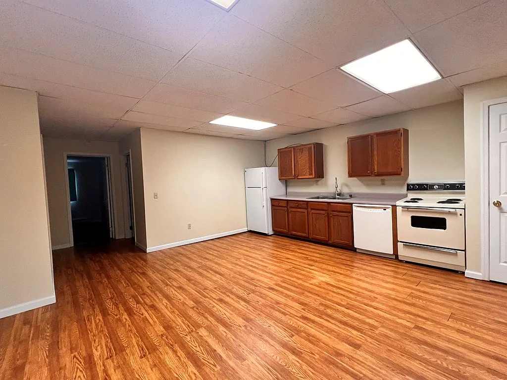2 bed, 1.0 bath, 450 sqft, $800 — Photo 2