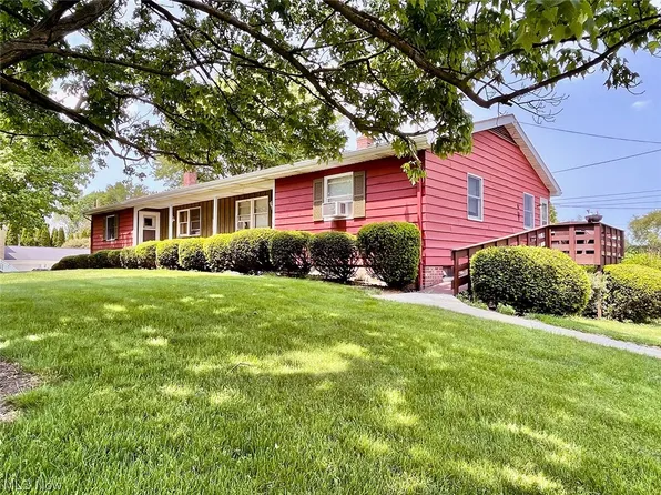 313 E Maple St, Hartville, OH 44632