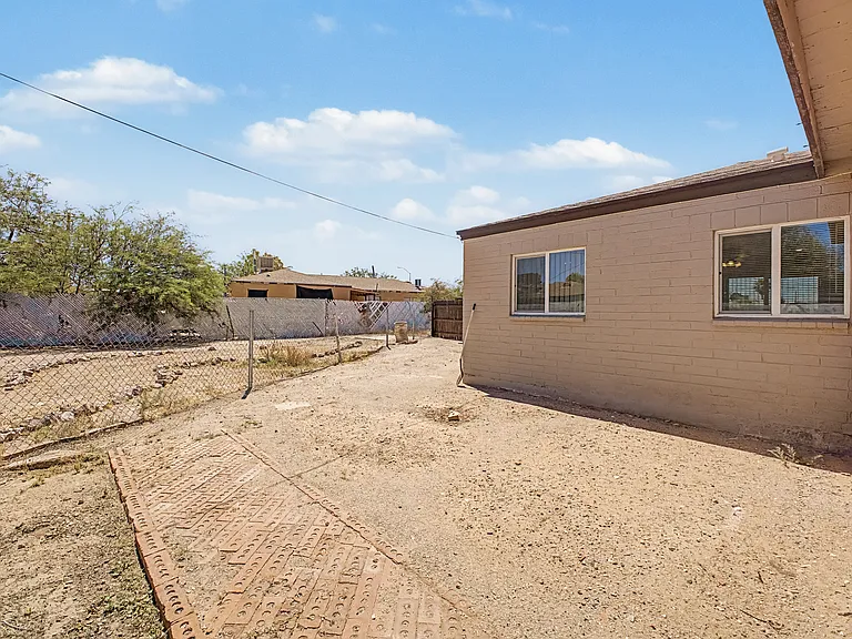 2433 E Cameron Vis — Photo 28