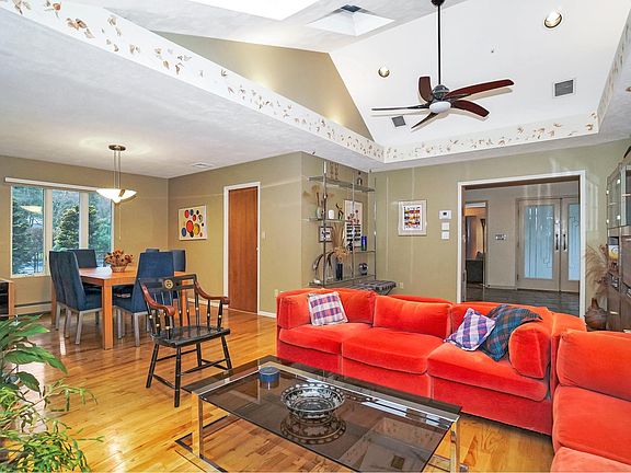 4th image of 2 Sleepy Hollow Ln