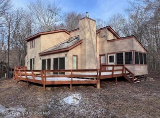 7 Lisa Ln, Gouldsboro, PA 18424