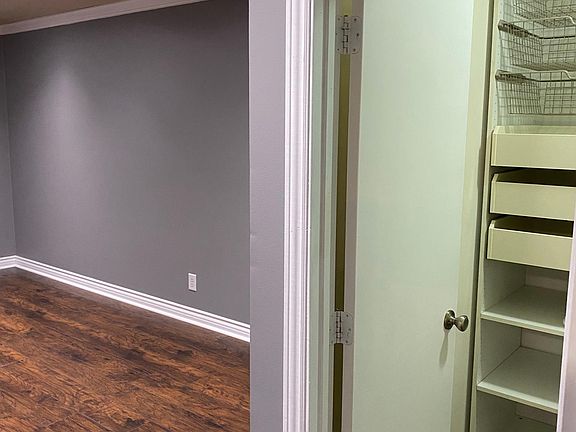 3rd image of 836 1/2 Sartori Ave