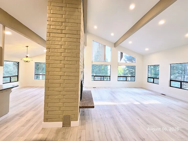18654 NE 55th Way — Photo 3