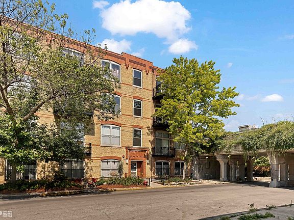 2nd image of 1740 N Maplewood Ave APT 217