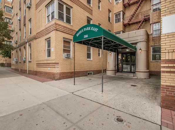 2166 Bronx Park East image 2 of 20