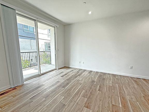 5th image of 10934 Peach Grove St #304