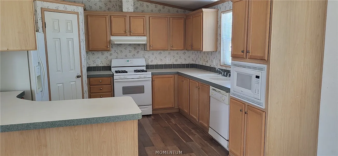 3 bed, 2.0 bath, 1404 sqft, $1,700 — Photo 2