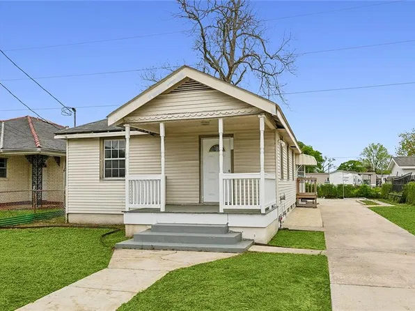 2304 Pakenham Dr, Chalmette, LA 70043