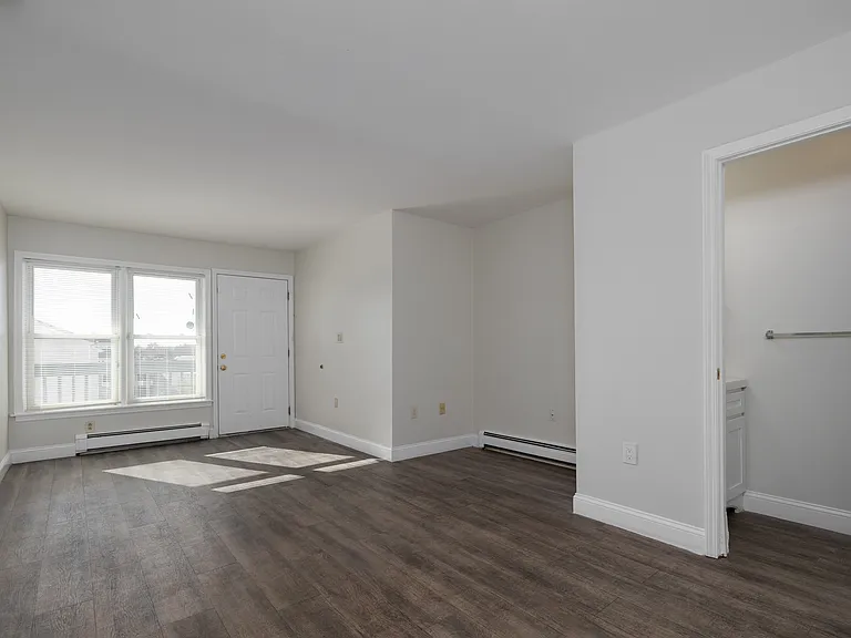 Oak Knoll Apartments — Photo 11