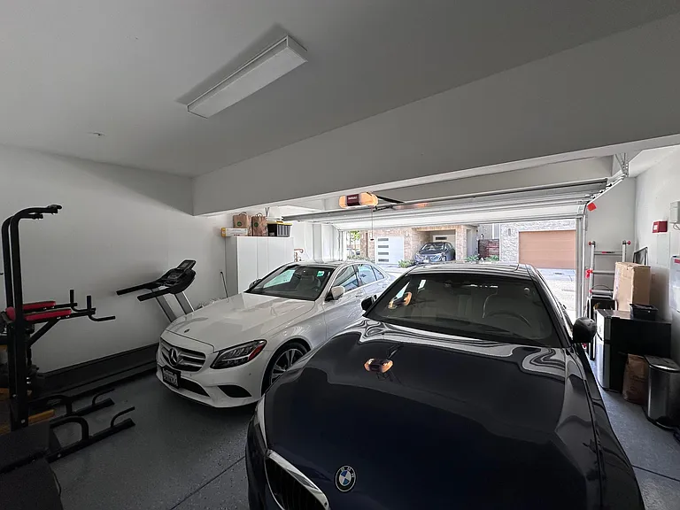 Garage (1st floor)