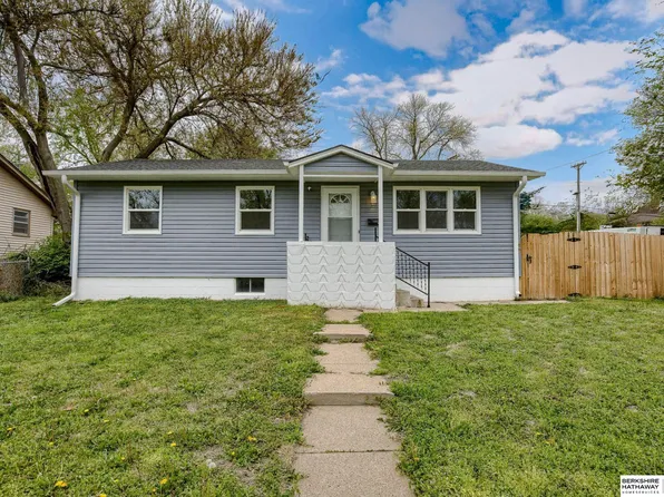 6052 Park Lane Dr, Omaha, NE 68104
