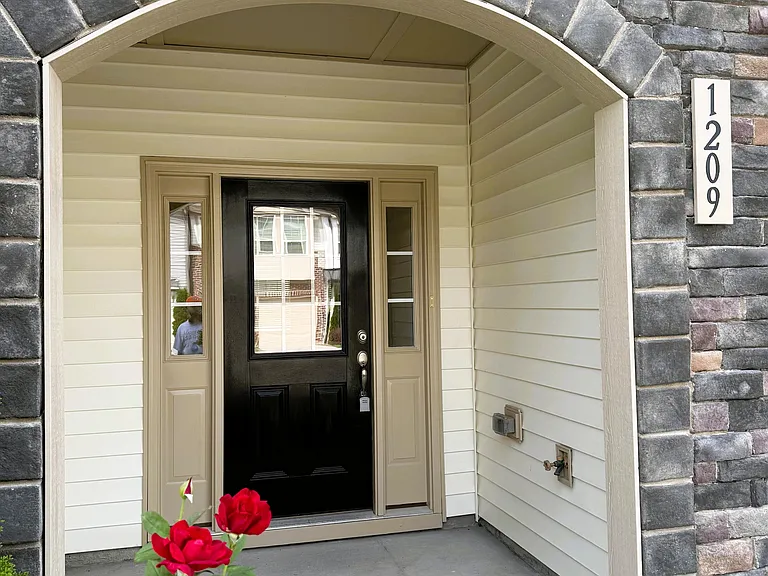 1209 Scholar Dr — Photo 2