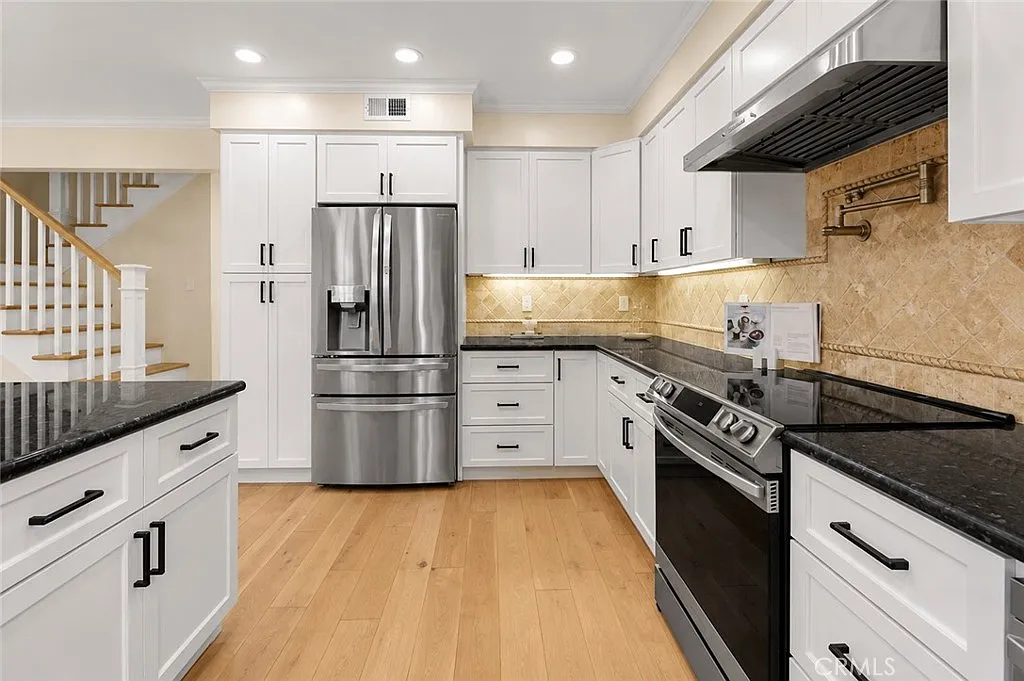 4 bed, 4.0 bath, 2649 sqft, $6,995 — Photo 2