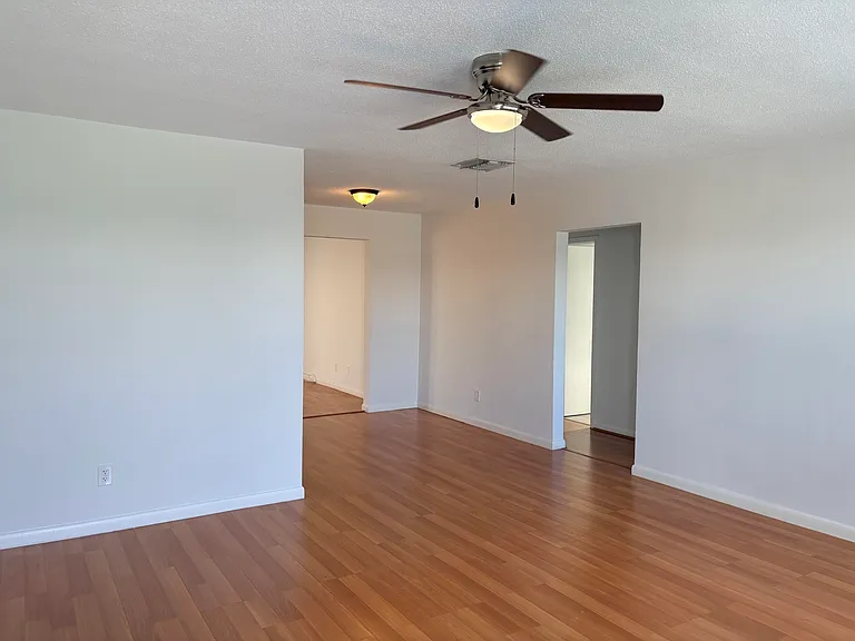 1009 SW 3rd Way — Photo 4