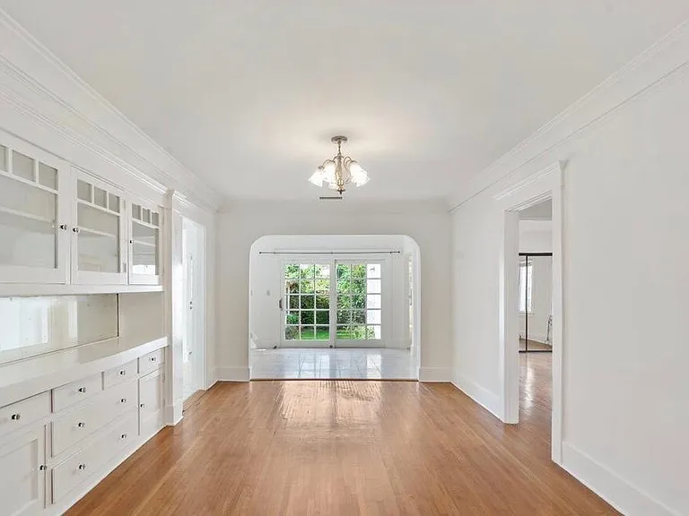 417 N Windsor Blvd — Photo 2