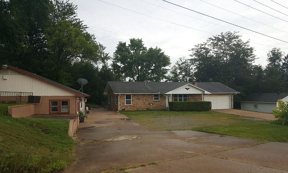 Brick Ranch, street view