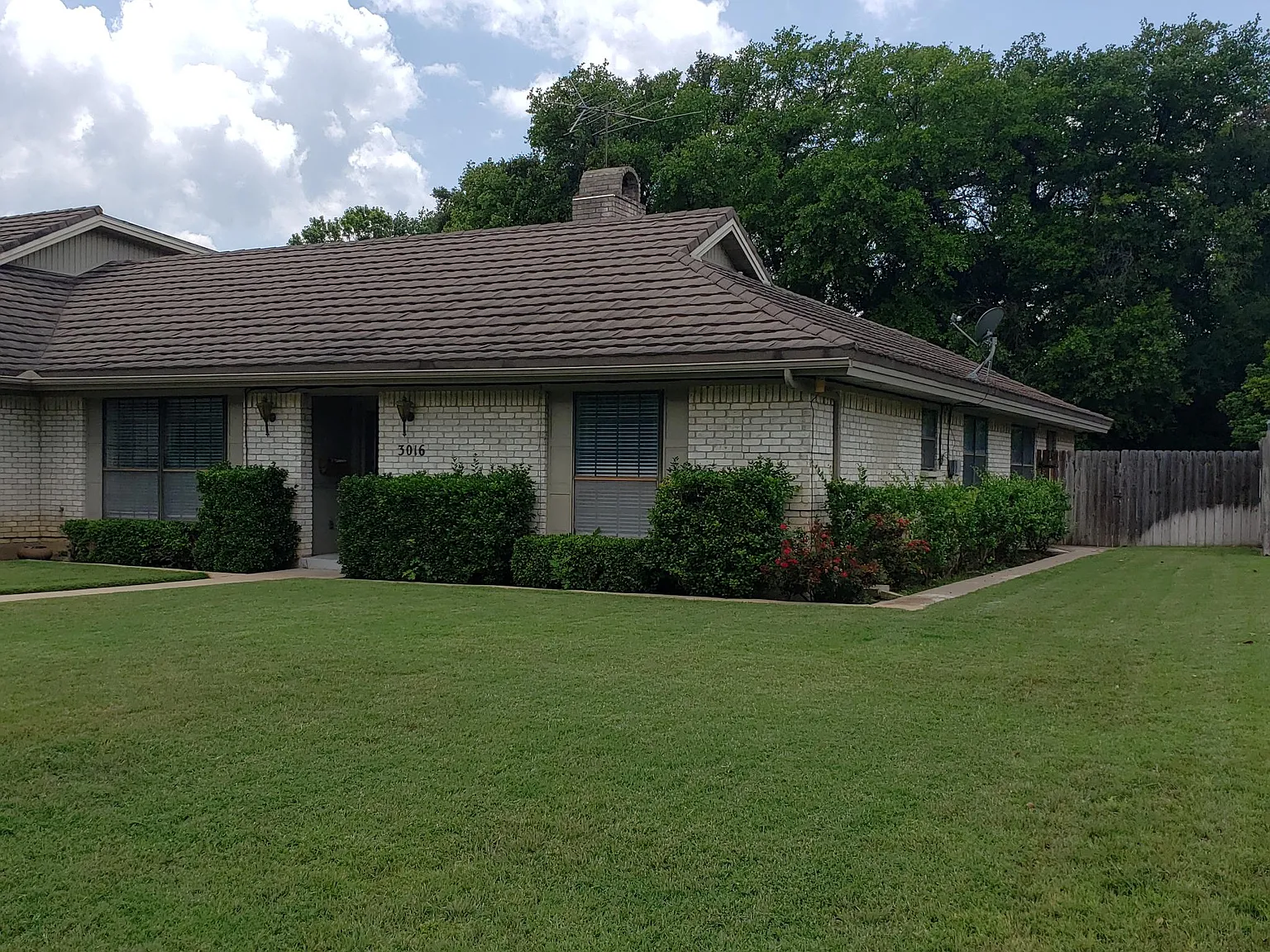 3 bed, 2.5 bath, 2300 sqft, $3,200 — Photo 2