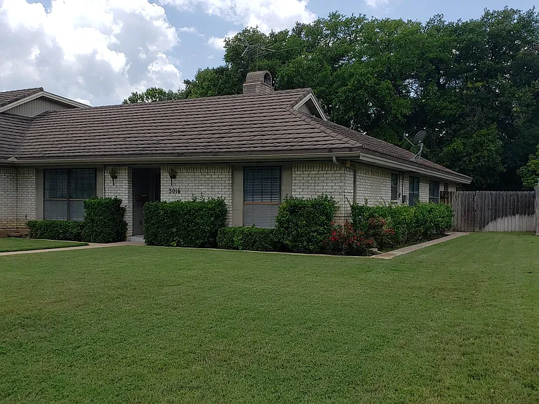 3016 Overton Park Dr W — Photo 2