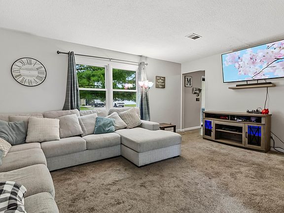 3rd image of 1476 N Manor Dr