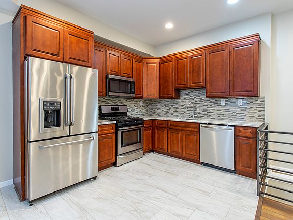 3rd image of 223 W Abbottsford Ave
